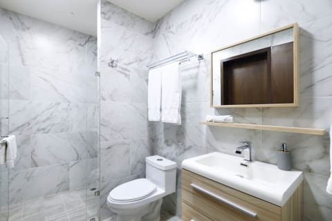 Junior Suite | Bathroom | Shower, rainfall showerhead, hair dryer, towels