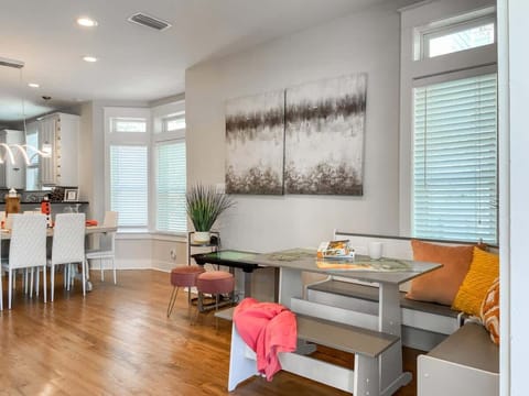 [First Floor] Dining nook for eating and entertaining for 5-6 people.