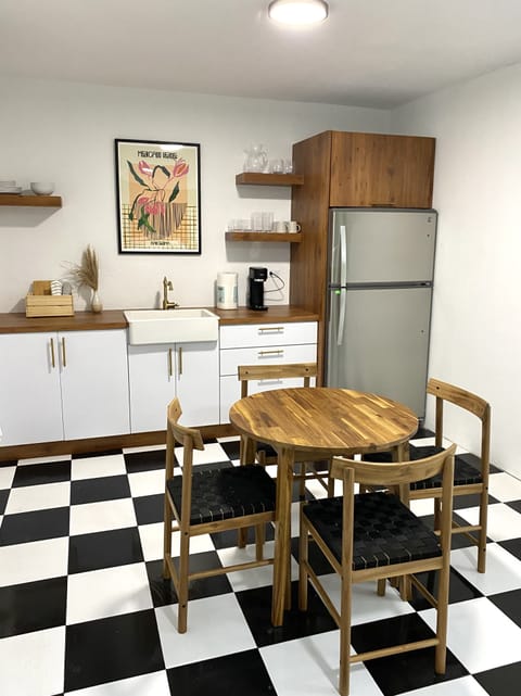 Design Studio Suite, Corner | Private kitchenette | Coffee/tea maker, dining tables