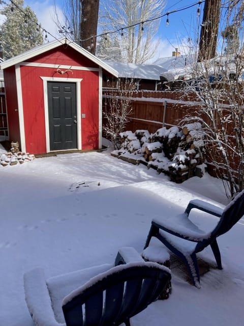 Exterior backyard (fully fenced)