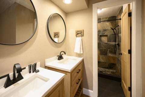 Condo, 1 Bedroom, 2 Bathrooms | Bathroom | Combined shower/tub, towels