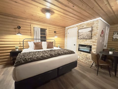 Cabin | Premium bedding, individually decorated, individually furnished