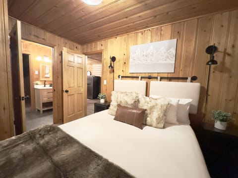 Cabin, 2 Bedrooms | Premium bedding, individually decorated, individually furnished