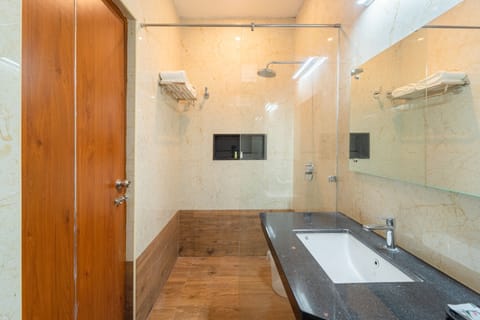 Grand Room | Bathroom | Shower, hair dryer, towels, soap