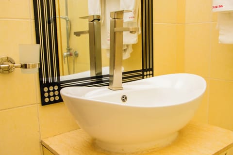 Deluxe Room | Bathroom | Shower, rainfall showerhead, slippers, towels