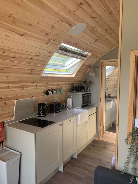 Kitchen in Tawny Owl Pod