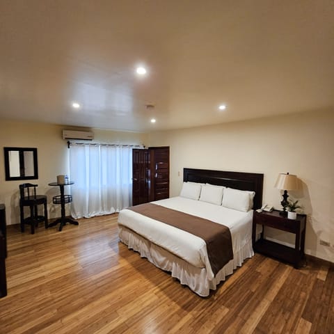 Executive Room | Egyptian cotton sheets, premium bedding, down comforters, in-room safe
