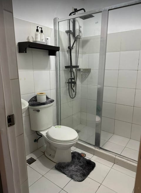 Comfort Condo, 2 Bedrooms, Non Smoking, Kitchen | Bathroom | Shower, towels