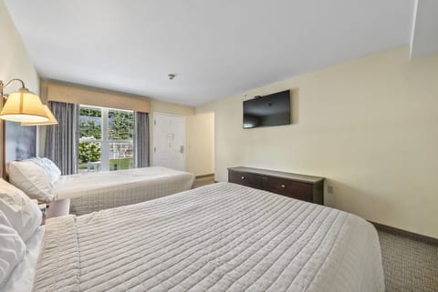 Deluxe Suite, 2 Queen Beds | Free WiFi, bed sheets