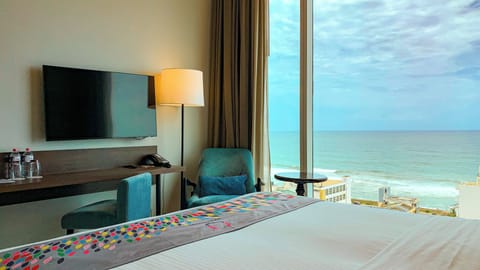 Deluxe Double Room, 1 King Bed, Sea View | Egyptian cotton sheets, premium bedding, minibar, in-room safe