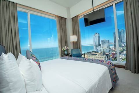 Deluxe Double Room, 1 King Bed, Sea View | Egyptian cotton sheets, premium bedding, minibar, in-room safe