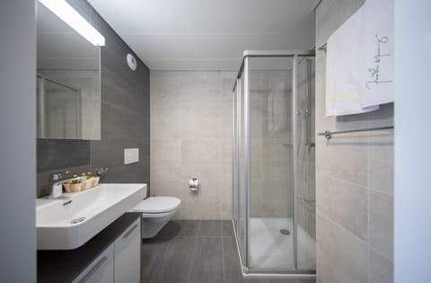 Luxury Quadruple Room, Allergy Friendly | Bathroom | Shower, hair dryer, slippers, heated floors