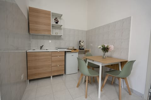 Suite Love | Private kitchen | Fridge, microwave, stovetop, espresso maker