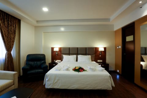 Citrus Room | Premium bedding, in-room safe, desk, blackout drapes