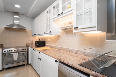 Exclusive Villa | Private kitchen | Fridge, microwave, oven, stovetop