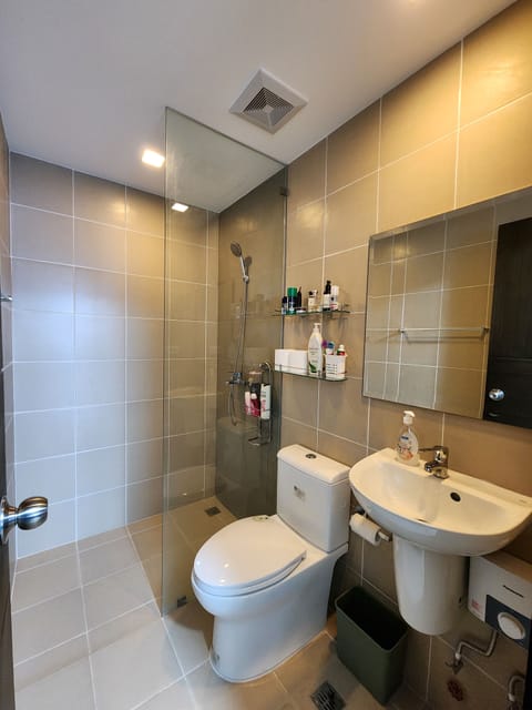 Comfort Condo, 1 Bedroom | Bathroom | Shower, free toiletries, towels