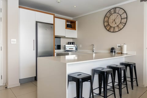 Luxury Apartment | Shared kitchen | Full-size fridge, microwave, oven, stovetop