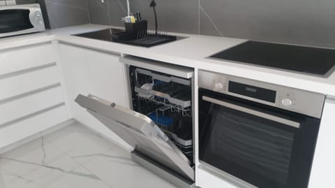 Full-size fridge, microwave, oven, dishwasher