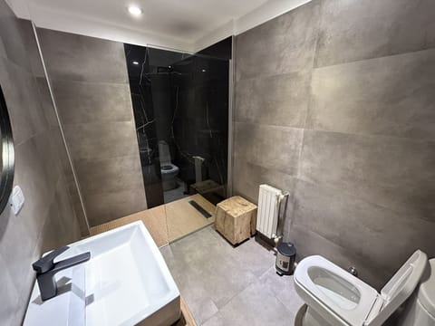 Design Room | Bathroom | Shower, hair dryer, bidet, towels