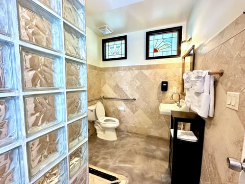 Standard Double or Twin Room | Bathroom | Towels