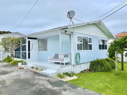 Outside view/Kiwi Bach