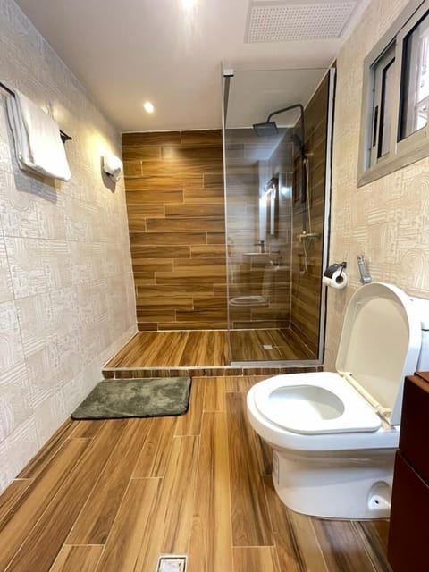 Standard Apartment | Bathroom | Shower, towels, soap, toilet paper