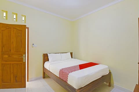 Standard Double Room | Free WiFi, bed sheets