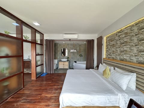 Executive Suite, 1 Bedroom, Balcony, City View | Minibar, in-room safe, desk, laptop workspace