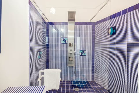 Deluxe Room | Bathroom