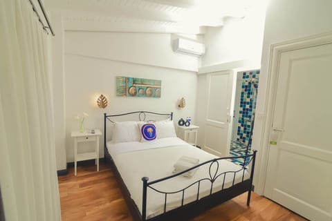 Deluxe Room | Iron/ironing board, free WiFi