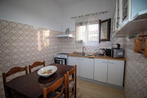 Apartment | Private kitchen | Full-size fridge, oven, stovetop, coffee/tea maker