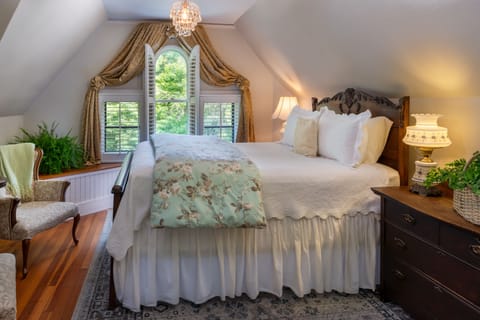 VanWinkle Room (3rd Floor) | Premium bedding, individually decorated, individually furnished