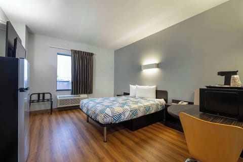Standard Room, 1 Queen Bed, Accessible, Non Smoking | Blackout drapes, free WiFi, bed sheets