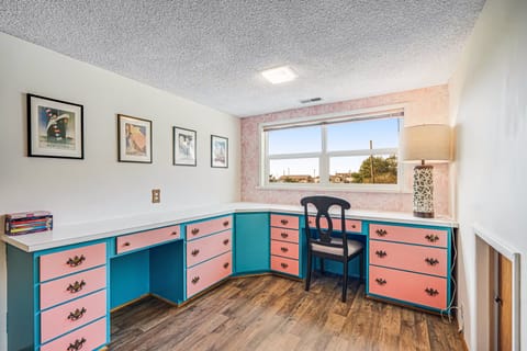 Flamingo room with King size comfy bed and area to work (3)