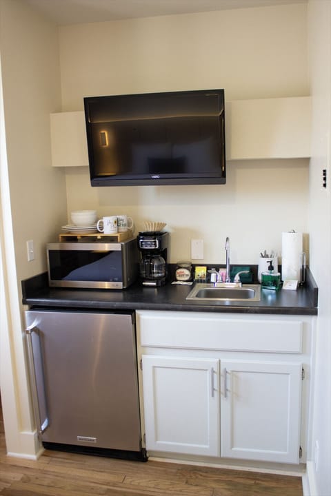 Studio (Queen  - No Pets) | Private kitchen | Coffee/tea maker, paper towels