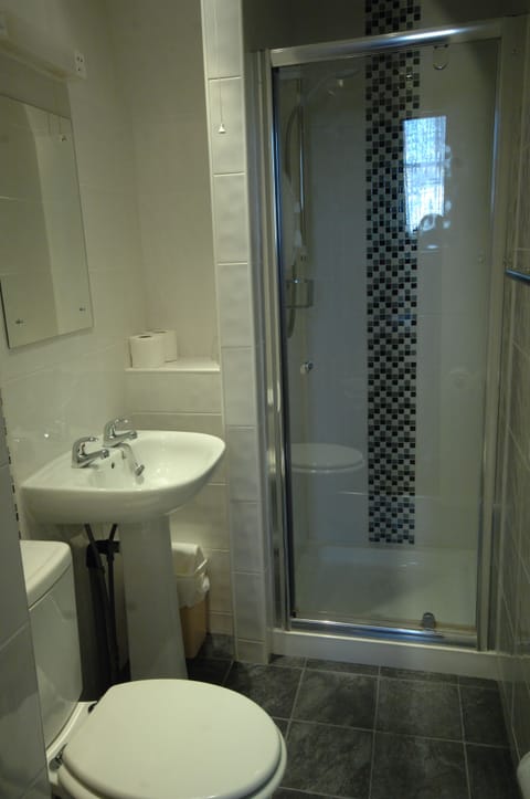 Double Room | Bathroom | Combined shower/tub, free toiletries, hair dryer, towels