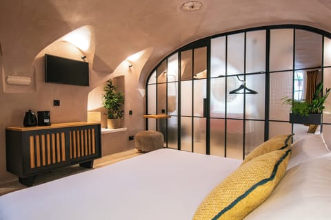 Basic Room | Egyptian cotton sheets, premium bedding, memory foam beds, in-room safe