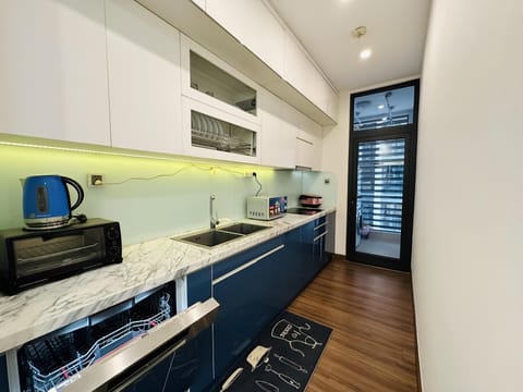 Superior Apartment | Private kitchen | Fridge, microwave, oven, stovetop