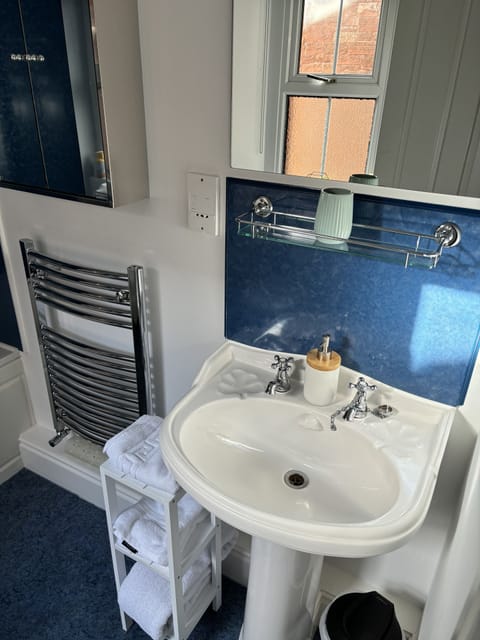 Deluxe Suite, 1 King Bed | Bathroom | Shower, hair dryer, bathrobes, towels