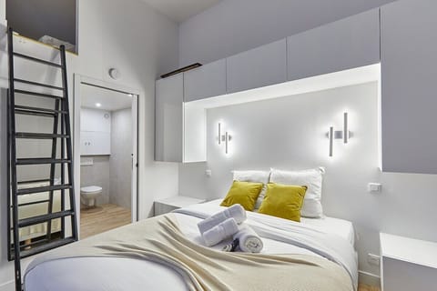 Pièce principale avec lit double et canapé lit