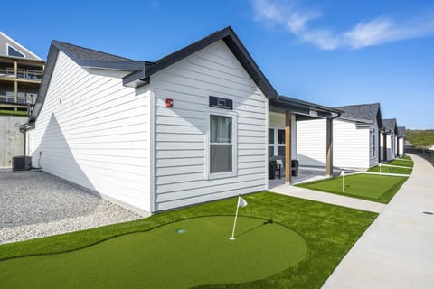 Putting Greens, Home Entrance