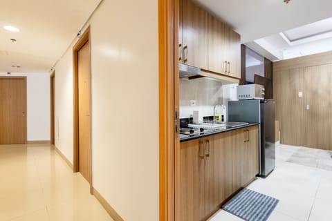 Deluxe Suite | Private kitchen | Full-size fridge, microwave, stovetop, rice cooker