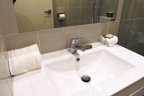 2 Bedroom Apartment | Bathroom | Free toiletries, hair dryer, towels, toilet paper