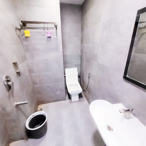 Deluxe Double Room | Bathroom | Slippers