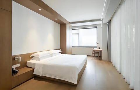 Suite | Down comforters, free minibar, in-room safe, desk