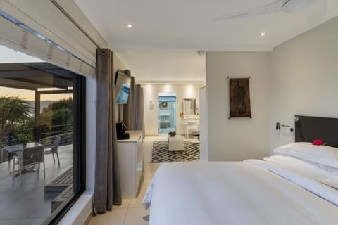 THE BLOEM SUITE THREE  | Premium bedding, free minibar items, in-room safe, desk