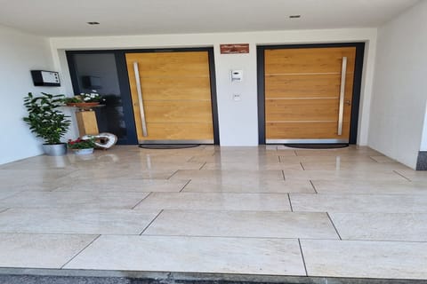 Entrance / Reception