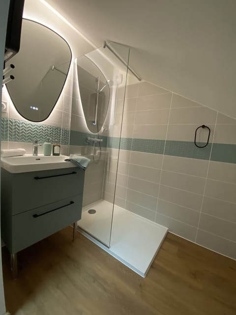 Premium Room | Bathroom | Shower, free toiletries, hair dryer, towels