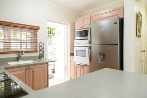 House | Private kitchen | Fridge, microwave, oven, stovetop