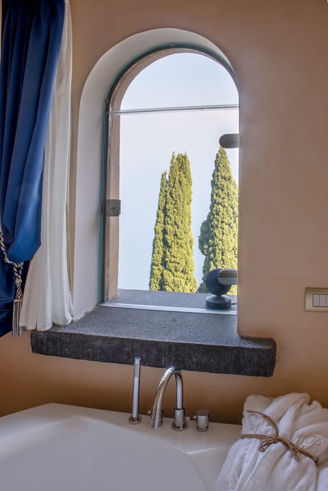 Deluxe Room, Sea View | Bathroom | Hair dryer, bathrobes, slippers, bidet